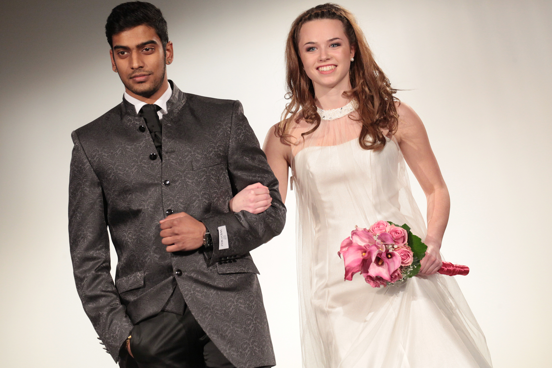 Mode für Braut und Bräutigam zeigten Models live auf der Bühne.