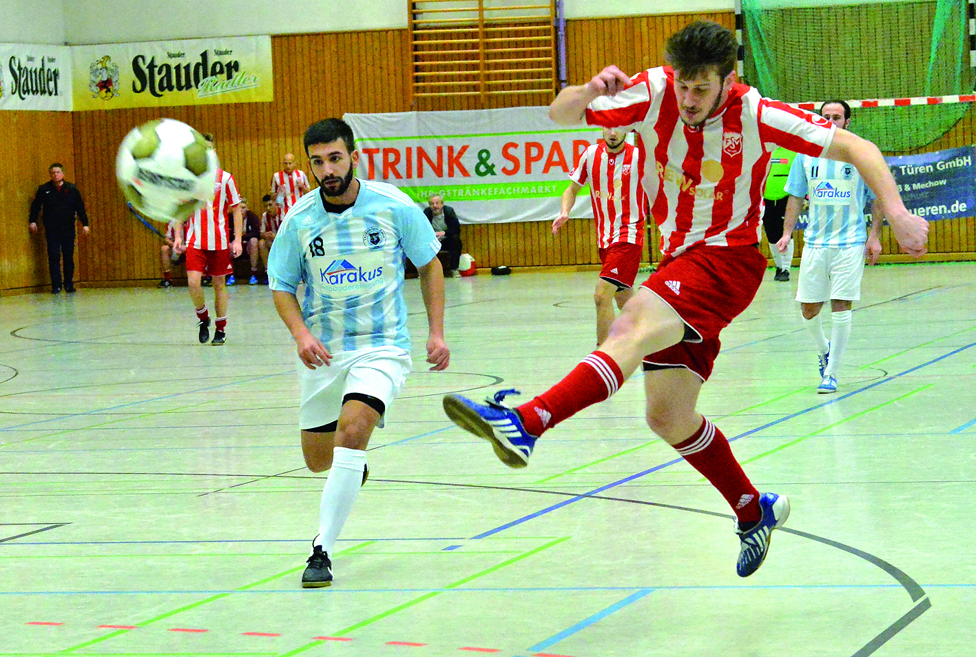 Tor!? FSV-Trainer Achim Heymanns (ganz hinten links) fieberte mit.