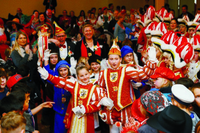 Großer Tag für die jungen Tollitäten: Prinz Tobias I, Prinzessin Isabell sowie Adjutantin Lucy und die Paginnen Lotta und Tabea wurden in der Festhalle Bormacher proklamiert. Foto: de Clerque
