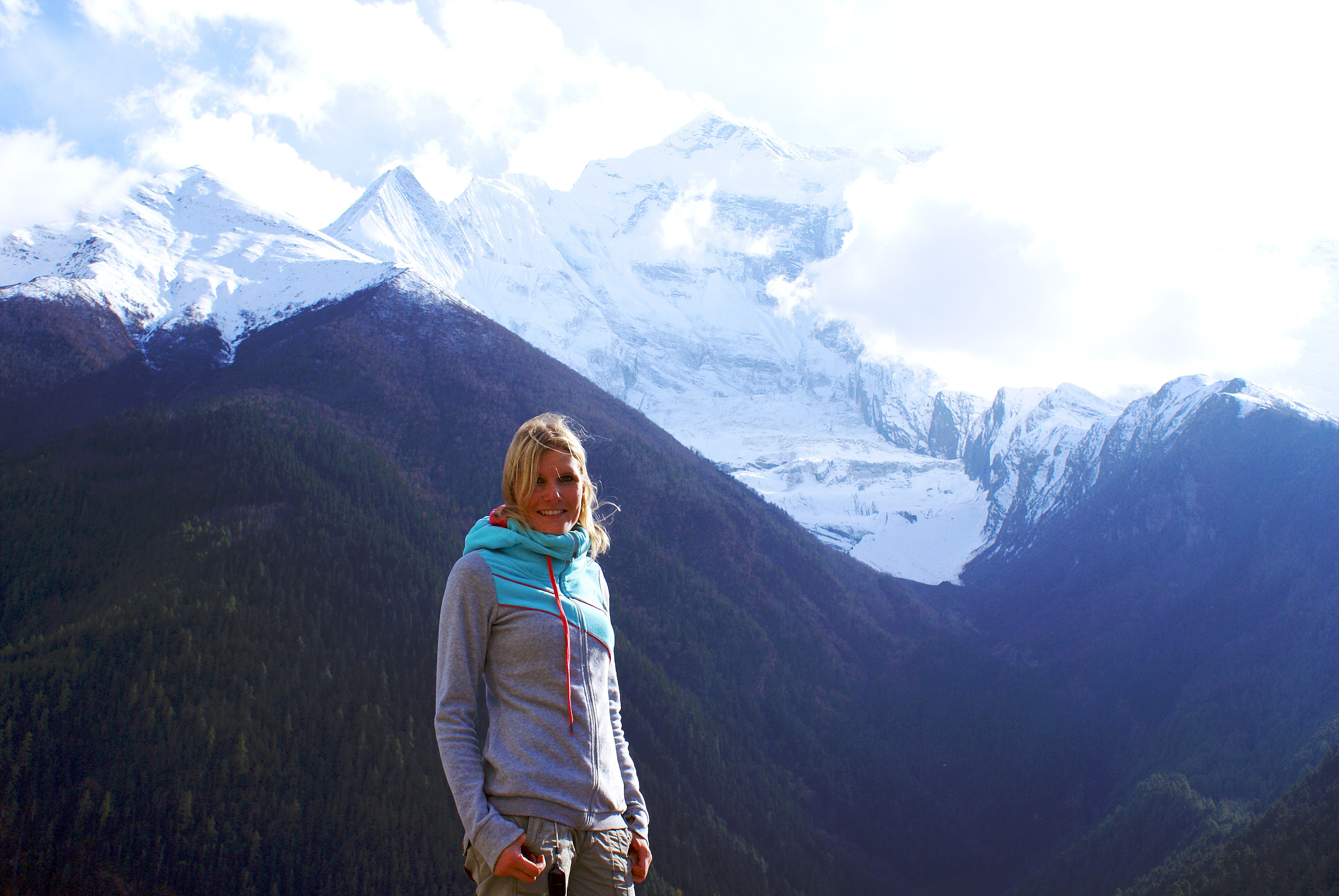 Daniela Bäsig vor dem sechszehnthöchsten Berg der Welt, dem Annapurna II.