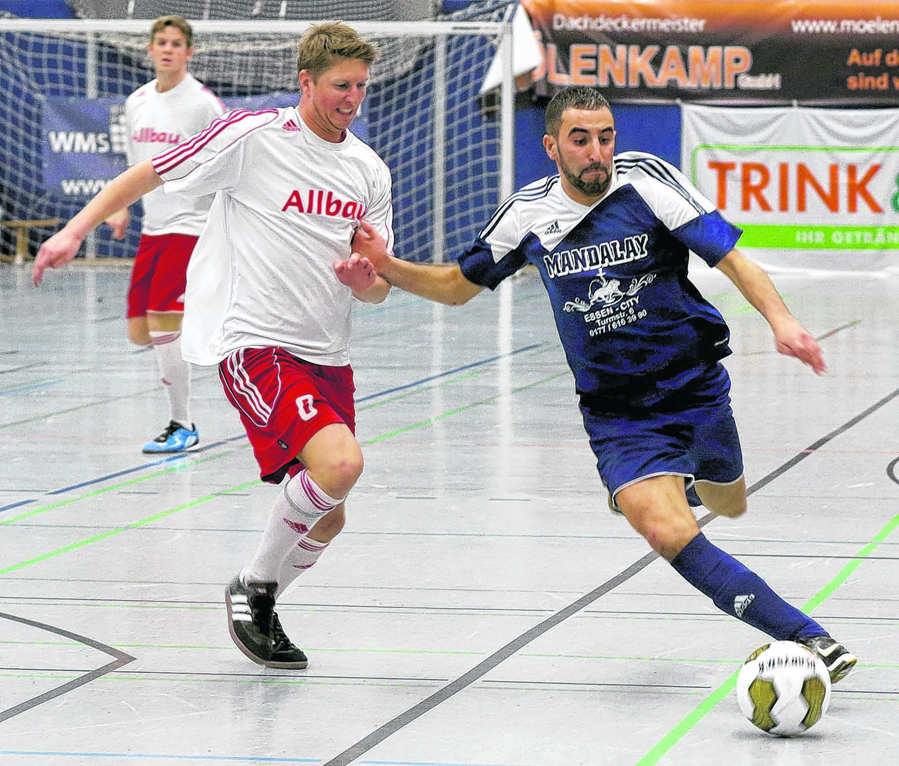 Vogelheims Björn Barke (li.) im Kampf ums Spielgerät. Photo: Gohl