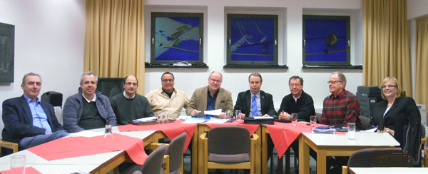 Das Foto zeigt die Mitglieder der Lenkungsrunde bei der ersten Sitzung 2015 im Melanchthon-Kirchenzentrum: (v.l.n.r.) Dirk Hartleif, Matthias Dudde, Michael Westermeyer, Arnold Vogt, Thomas Renzel, Bezirksbürgermeister Udo Dammer, Heinz Dieter Düdder, Hartmut Neumann und Bärbel Andreh