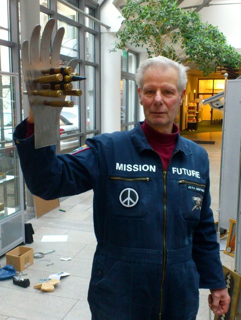 Joachim Oestreich mit seiner Friedenshand