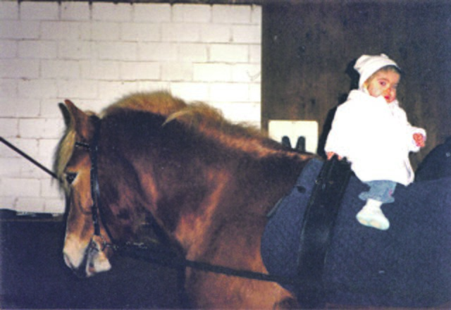 Bereits mit zwei Jahren saß Lisa zum ersten mal auf einem Pferd, wie das Foto aus dem Jahr 2003 beweist.
