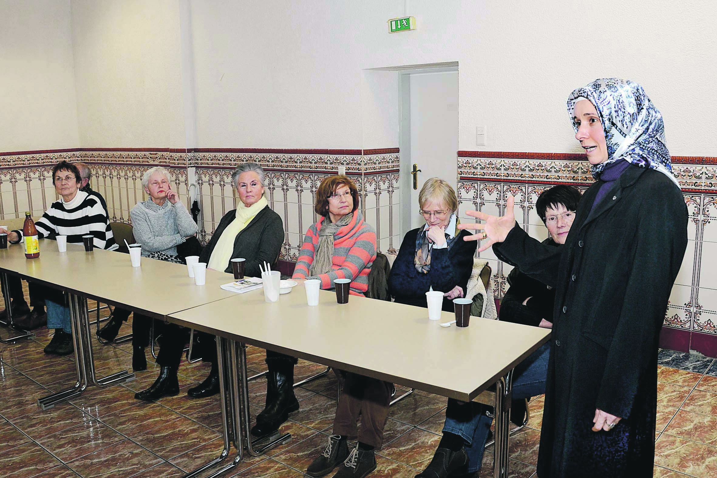 Auf Dialog setzen Gläubige in der Abu Bakr Moschee an der Carl Holtschneider Straße. Dienstag wurden Senioren vom Hansmann-Haus empfangen und Saniye Özmen beantwortete als islamische Theologin Fragen der Besucher.
