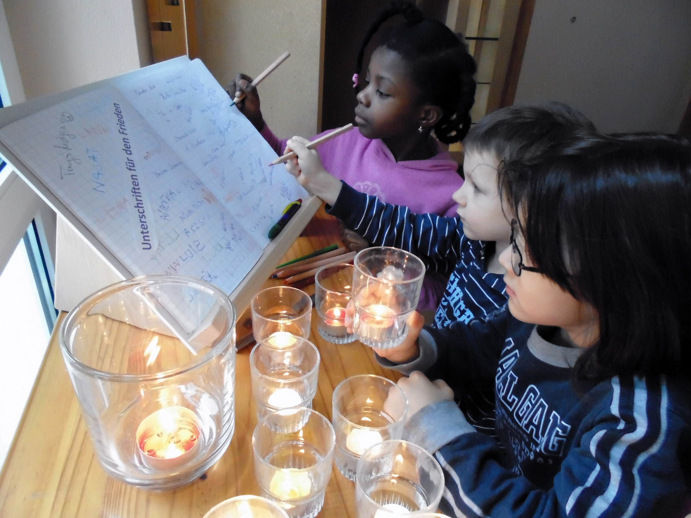 In der Evangelischen Kindertagesstätte am Postreitweg gibt es seit den Anschlägen von Paris einen Lichtertisch mit Friedensbuch.