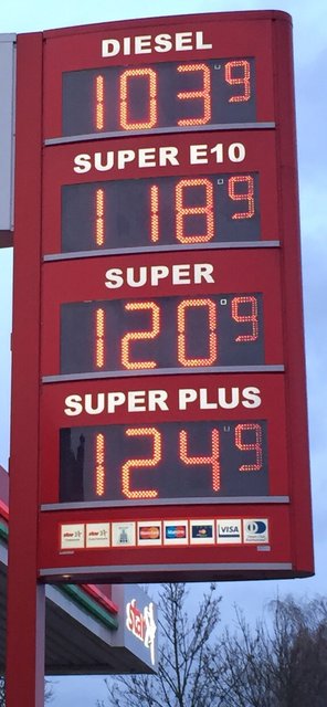 Die aktuellen Preise einer Tankstelle in Kamen-Heeren: Der Benzinpreis sinkt weiter.