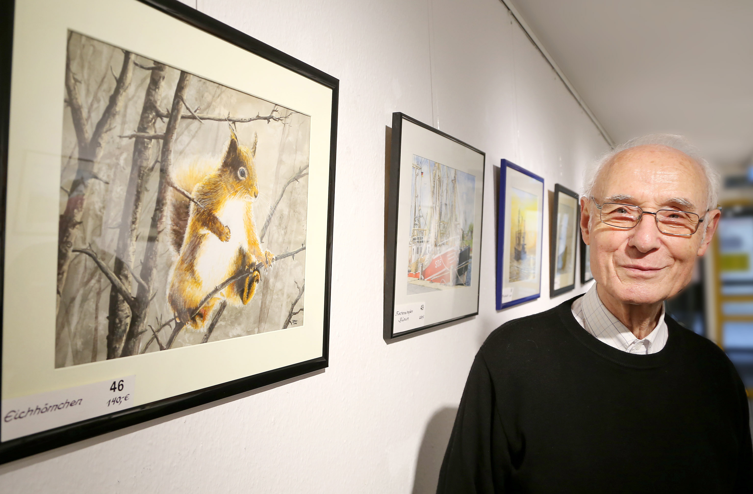 Das Eichhörnchen im Geäst ist eines der Bilder, die der Hildener Ernst vom Stein derzeit im Bürgerhaus ausstellt.