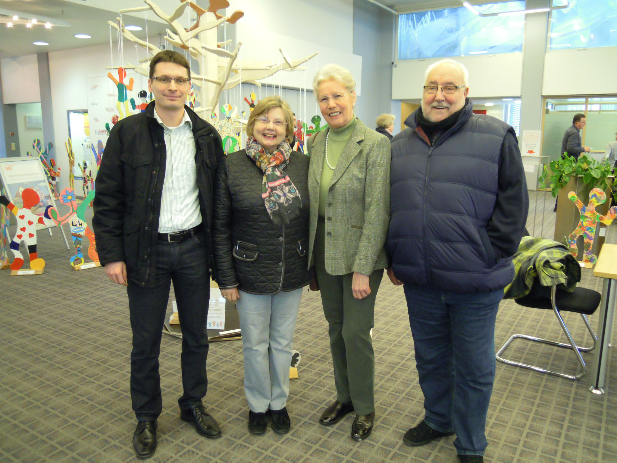 (v.l.) Hier werben die frischgebackenen Vorstandsmitglieder (v.l.) Martin Herrmann, Renate Seidel und Klaus-Dieter Graf (r.) die ehemalige Bürgermeisterin Margarethe Humpert (2.v. r.) für den neuen ehrenamtlichen Städtepartnerschaftsverein. Foto: cd