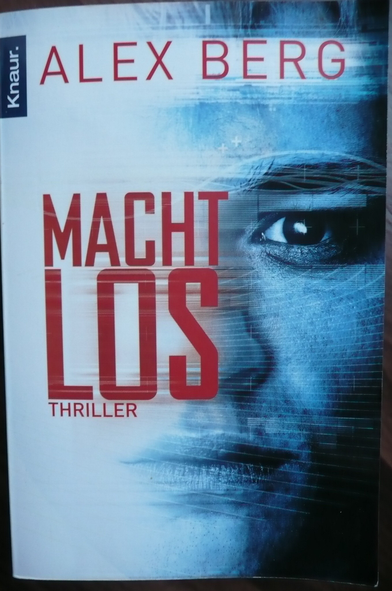 Rezension zum Thriller Machtlos von Alex Berg