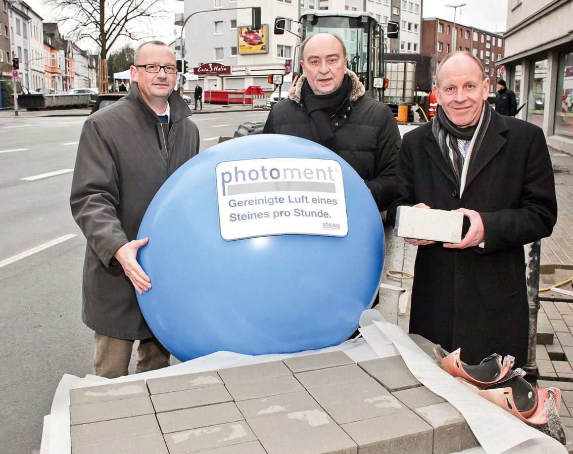Präsentierten Bottrops neueste Innovation direkt an der „Testfläche“ auf der Peterstraße: (v. l.) Andreas Hugot, Sprecher der Geschäftsführung STEAG Power Minerals, Burkhart Drescher, Geschäftsführer der Innovation City Management, und Oberbürgermeister Bernd Tischler. Ein mit „Photoment“ beschichteter Pflasterstein reinigt pro Stunde den Inhalt dieses Ballons.
