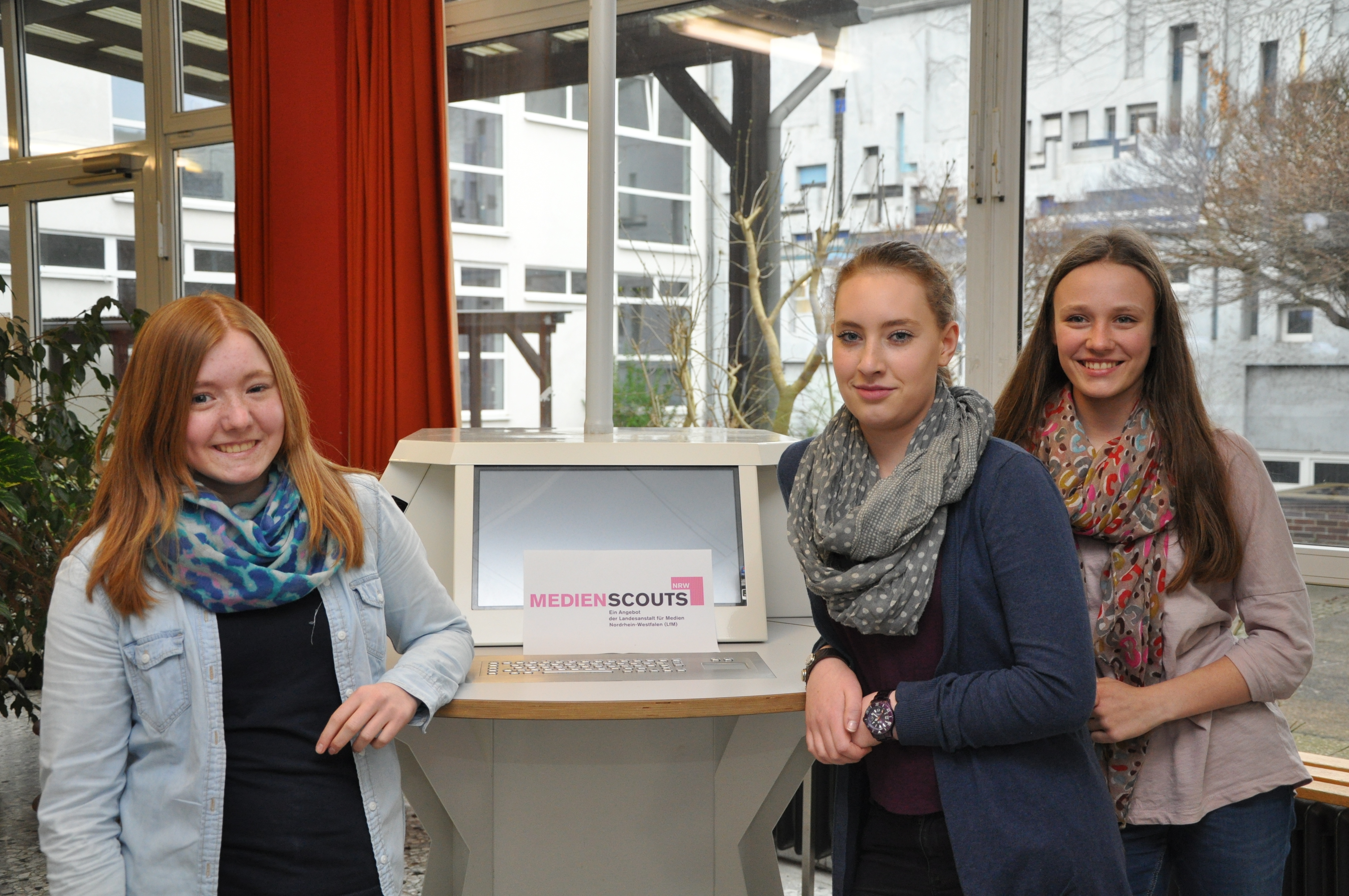 Helfen ihren Mitschülern, wenn sie im Netz gemobbt werden (von links): Lara, Christin, Marlen und Annika (nicht im Bild) sind die Medienscouts am EBG.
