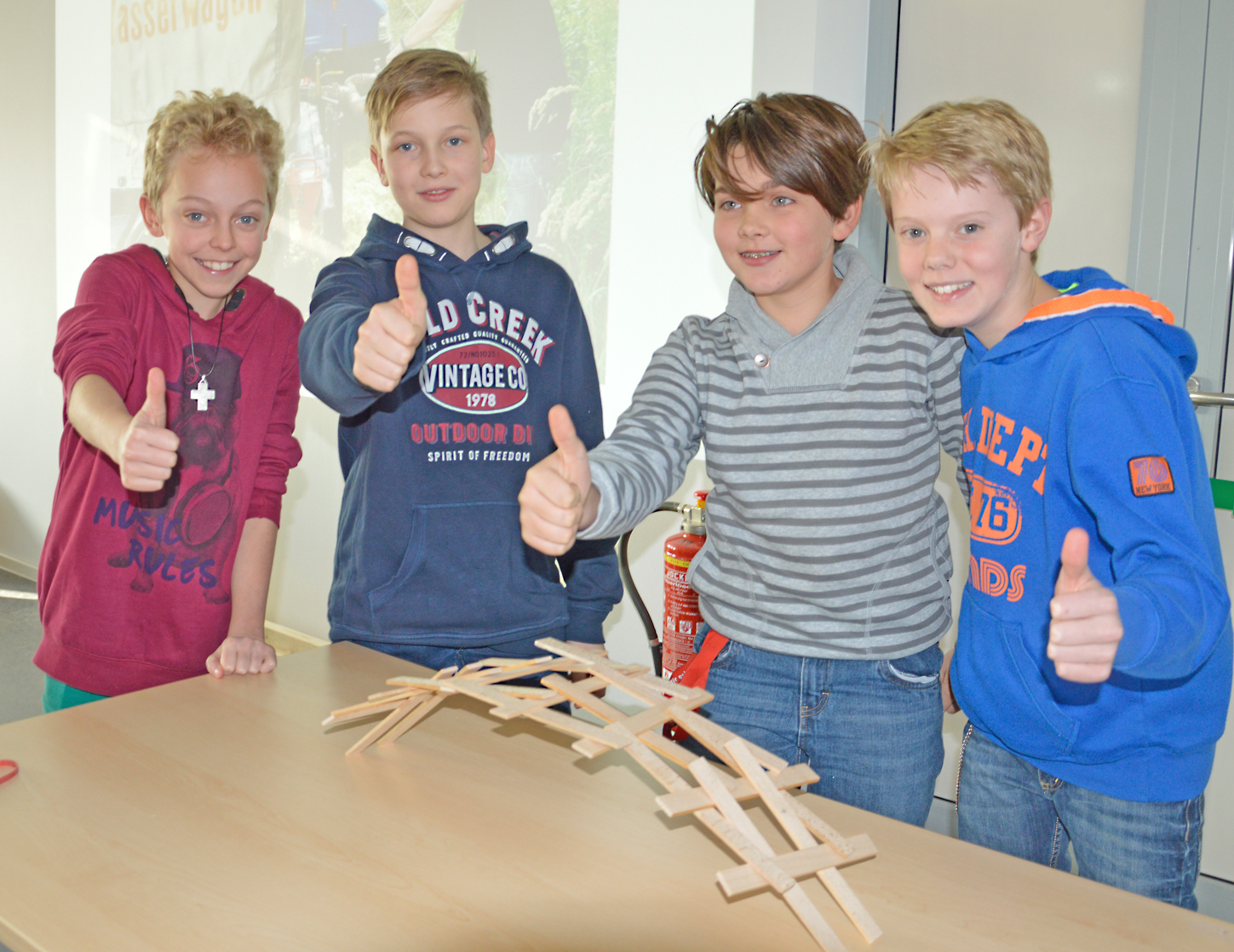 Mit Kreativität, Ausdauer und technischem Geschick wurde aus einfachen Holzstäben eine stabile Brücke gebaut, und das natürlich in möglichst kurzer Zeit.