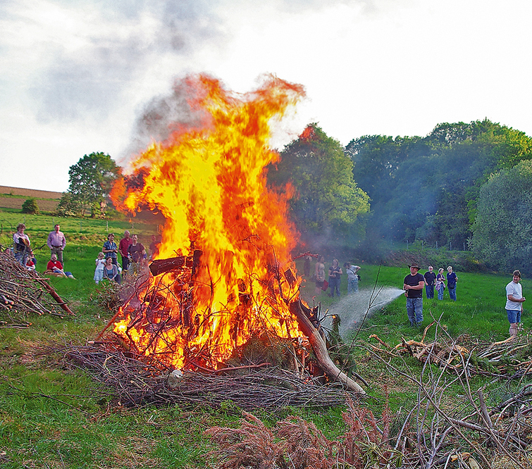Osterfeuer sind immer noch beliebte Veranstaltungen in Witten, wie hier im Muttental 2011.