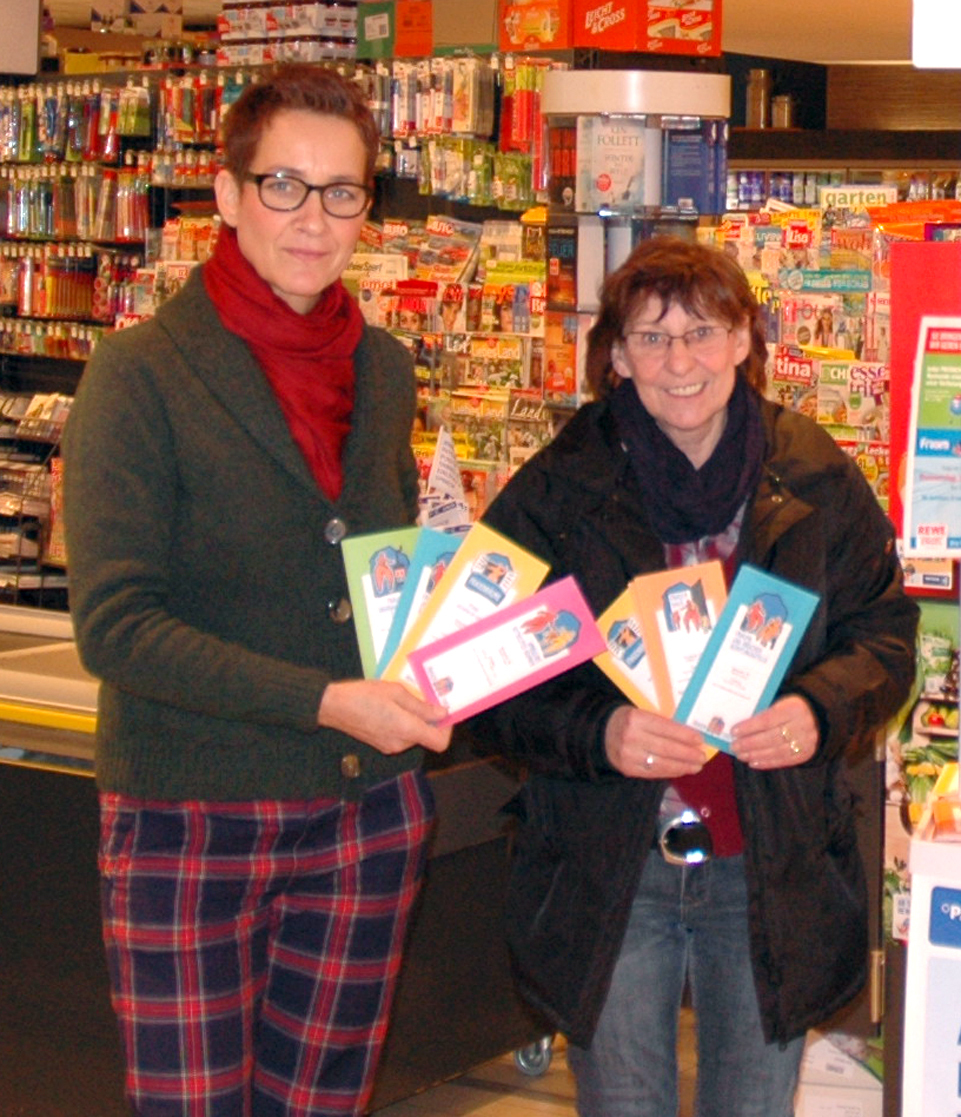 Britta Kollmann-Rost (l.) und Brigitte Berndt vom Frauenhaus Unna waren sehr zufrieden mit der Spendenaktion.