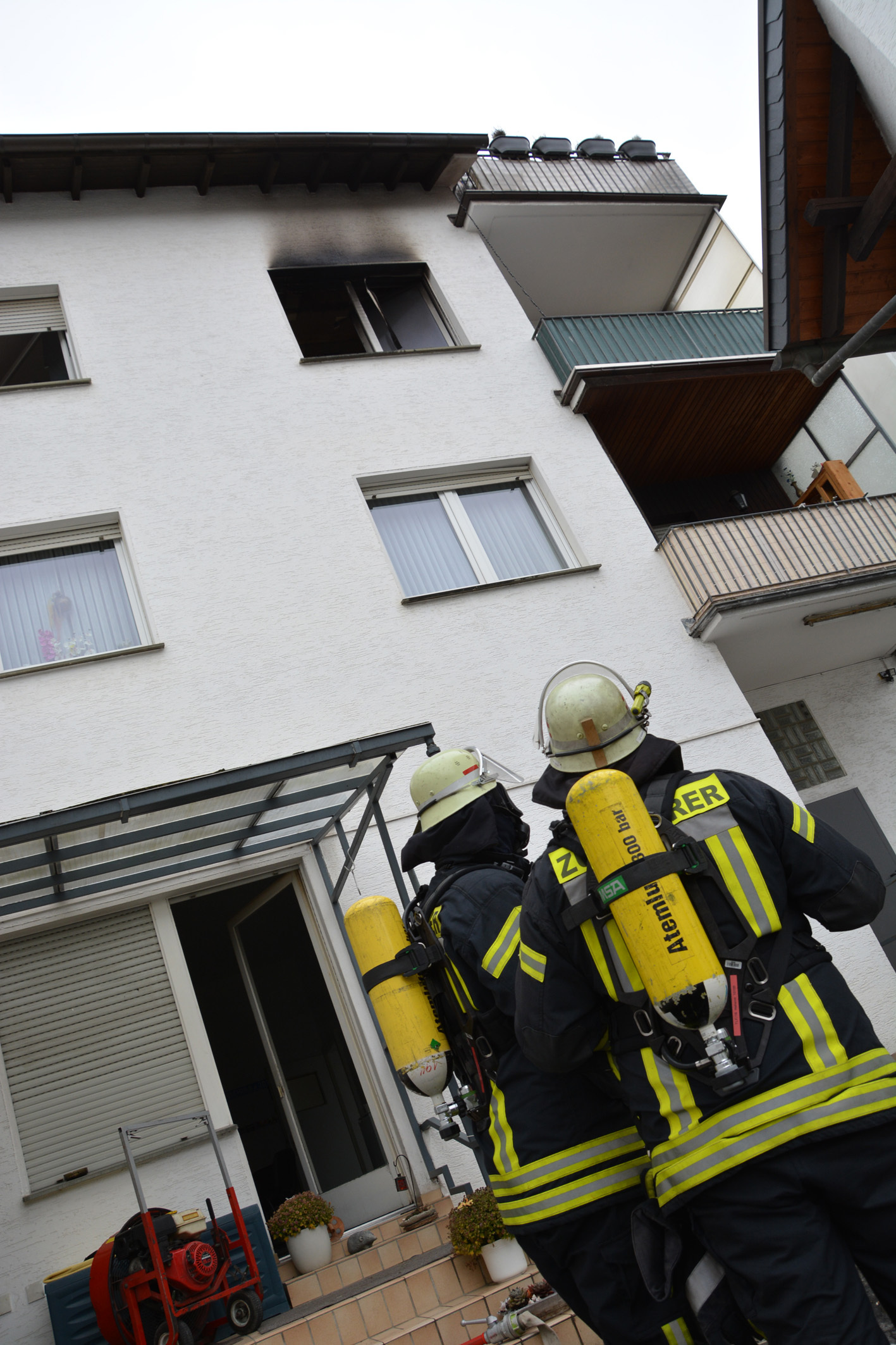 Feuerwehrleute konnten den Zimmerbrand in der zweiten Etage am Freitagmittag schnell löschen. Fotos: Albrecht