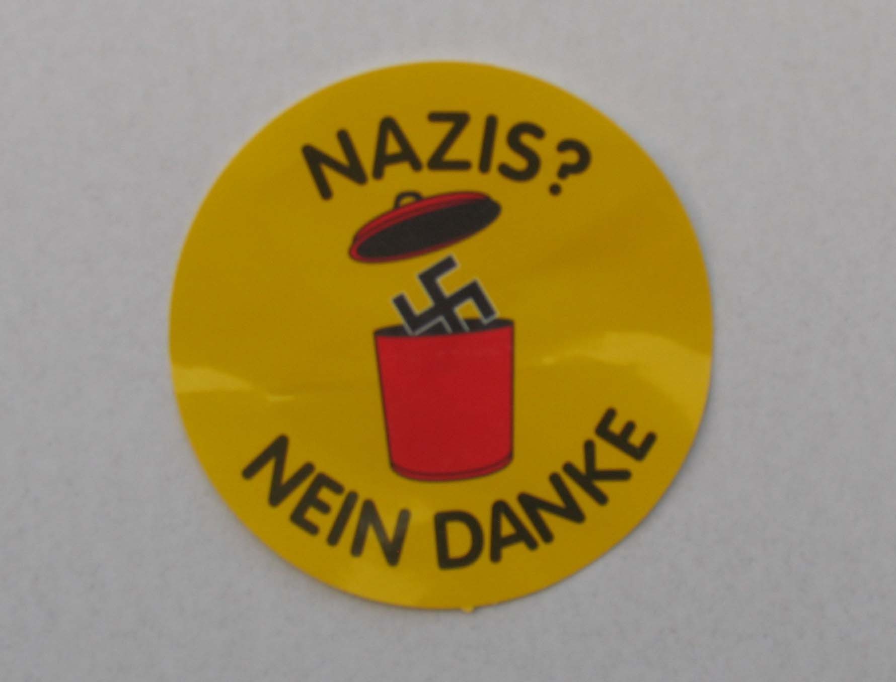 Bei einer Demonstration in Altenessen wurden Aufkleber wie dieser verteilt. Die Demo richtete sich gegen die NPD.