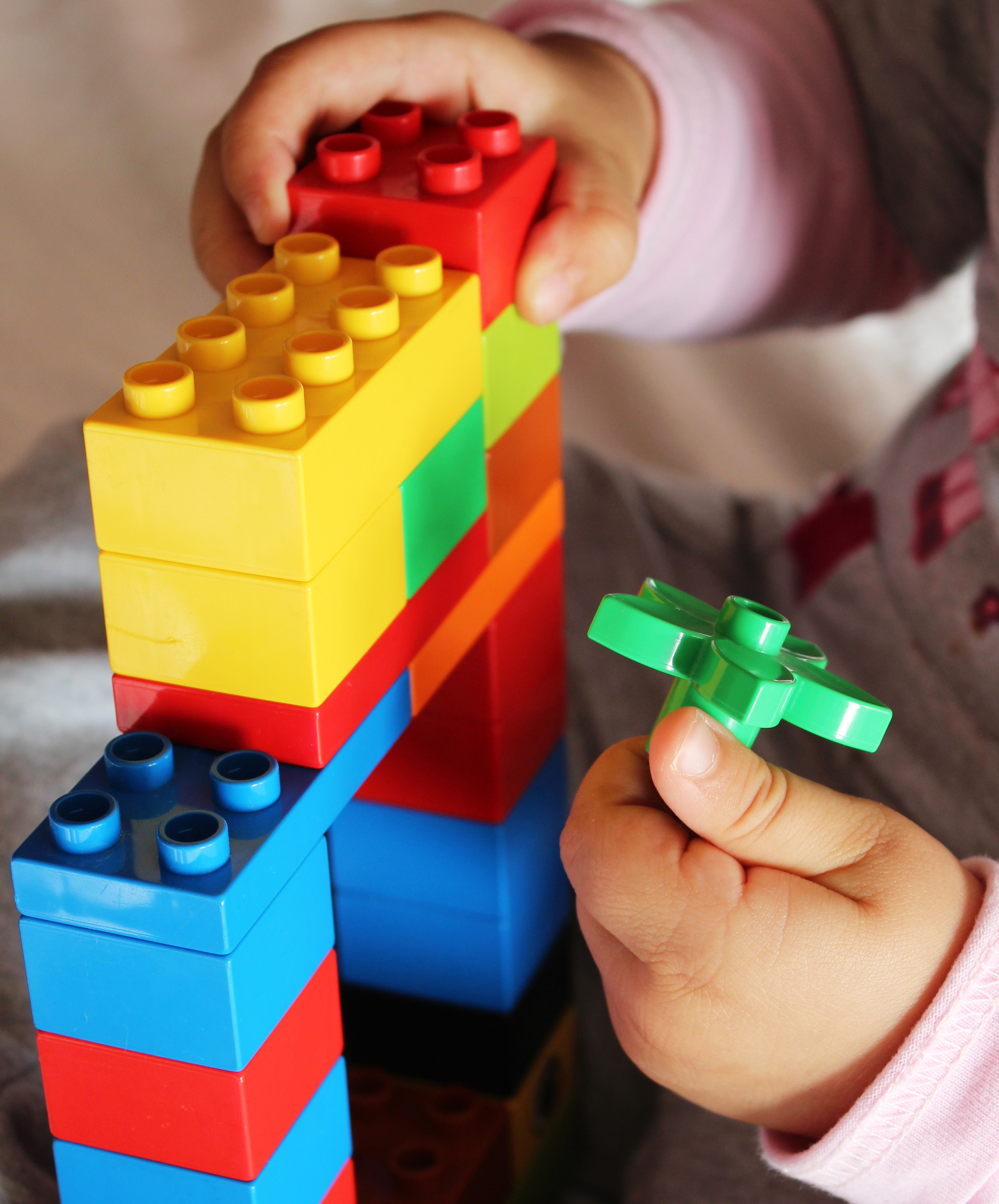 Den Kindern verschiedene Spielmöglichkeiten zu bieten, gehört zu einer der vielen Aufgabe als Babysitter