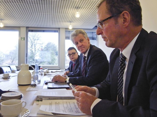 Thomas Helm, Geschäftsführung der Agentur für Arbeit Hagen, Landrat Dr. Arnim Brux und Heiner Dürwald, Leiter des Jobcenters EN zogen gemeinsam Bilanz in Sachen Arbeitsmarkt im Ennpe-Ruhr-Kreis.