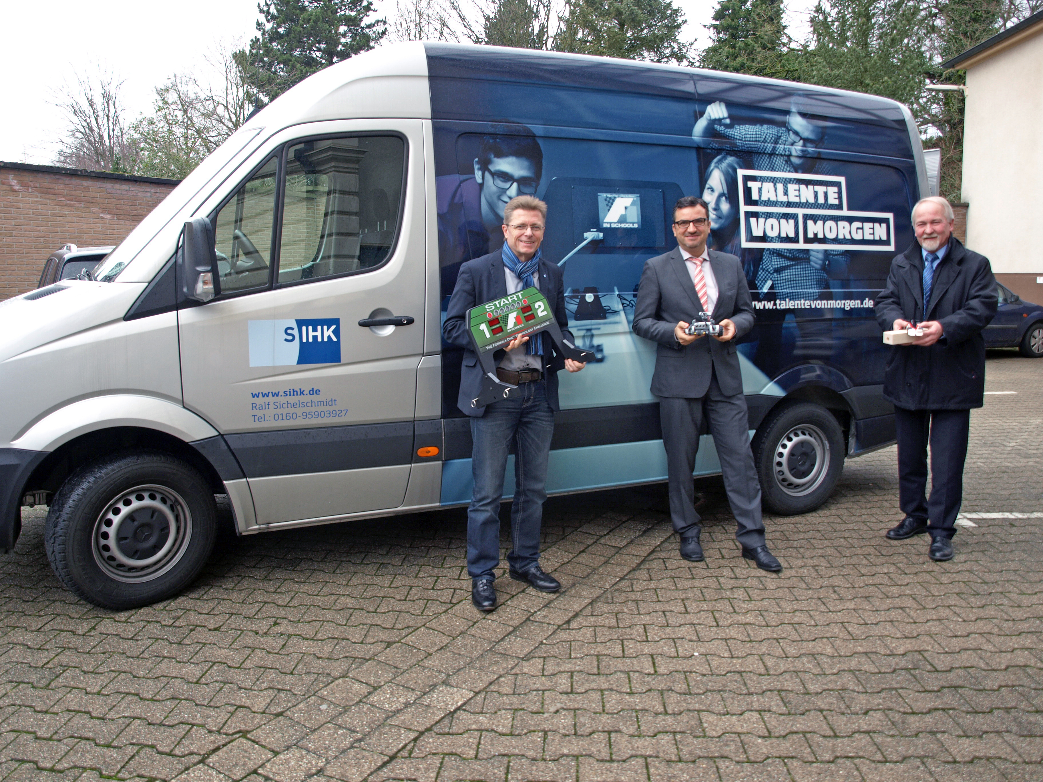 Projektbetreuer Ralf Sichelschmidt (v. li.), SIHK-Geschäftsführer Frank Herrmann und Karl-Josef Reuther, Leiter der SIHK-Stabsstelle „Wirtschaft macht Schule“, stellen die neue Mobile Technikwerkstatt für Schulen vor, die demnächst auf Tour geht.