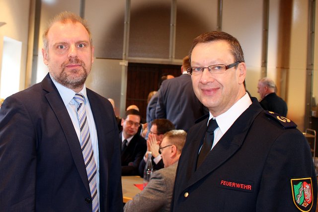 Dezernent Dirk Wigant und der  stellvertretende  Bezirksbrandmeister und Vertreter der Freiwilligen Feuerwehren des Regierungsbezirkes Arnsberg Uwe Wiedenbeck