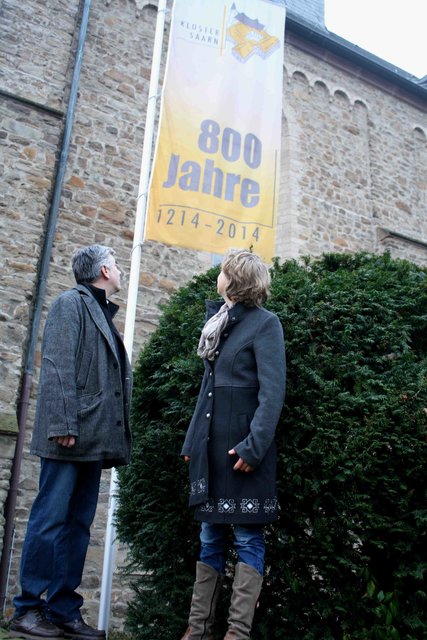 Eine Fahne an der Rückseite des Klosters wies auf das Jubiläumsjahr 800 Jahre Kloster Saarn hin.
