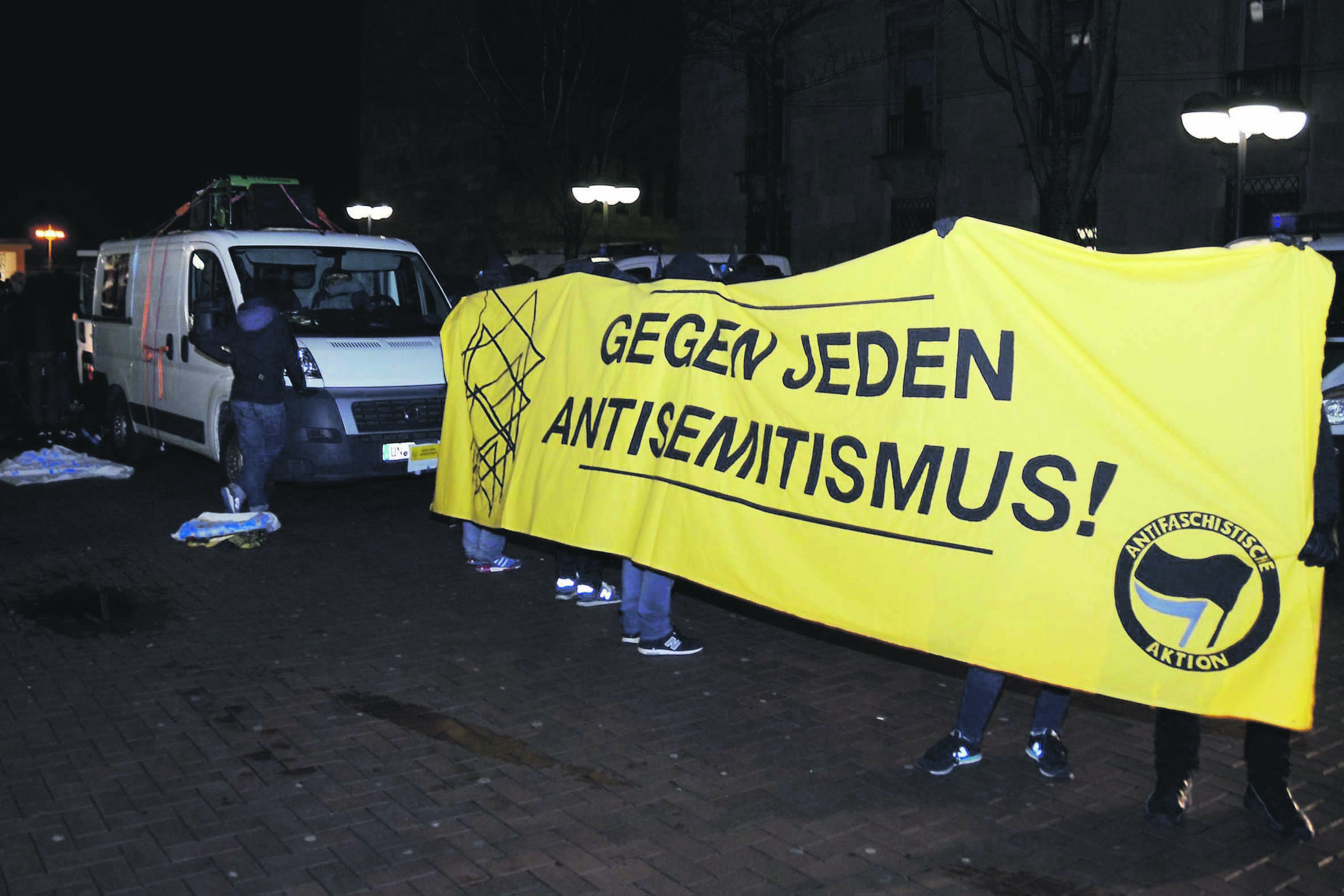 Nazigegner zogen Freitagabend von der Kampstraße nach Dorstfeld, um gegen Antisemetismus zu demonstrieren.