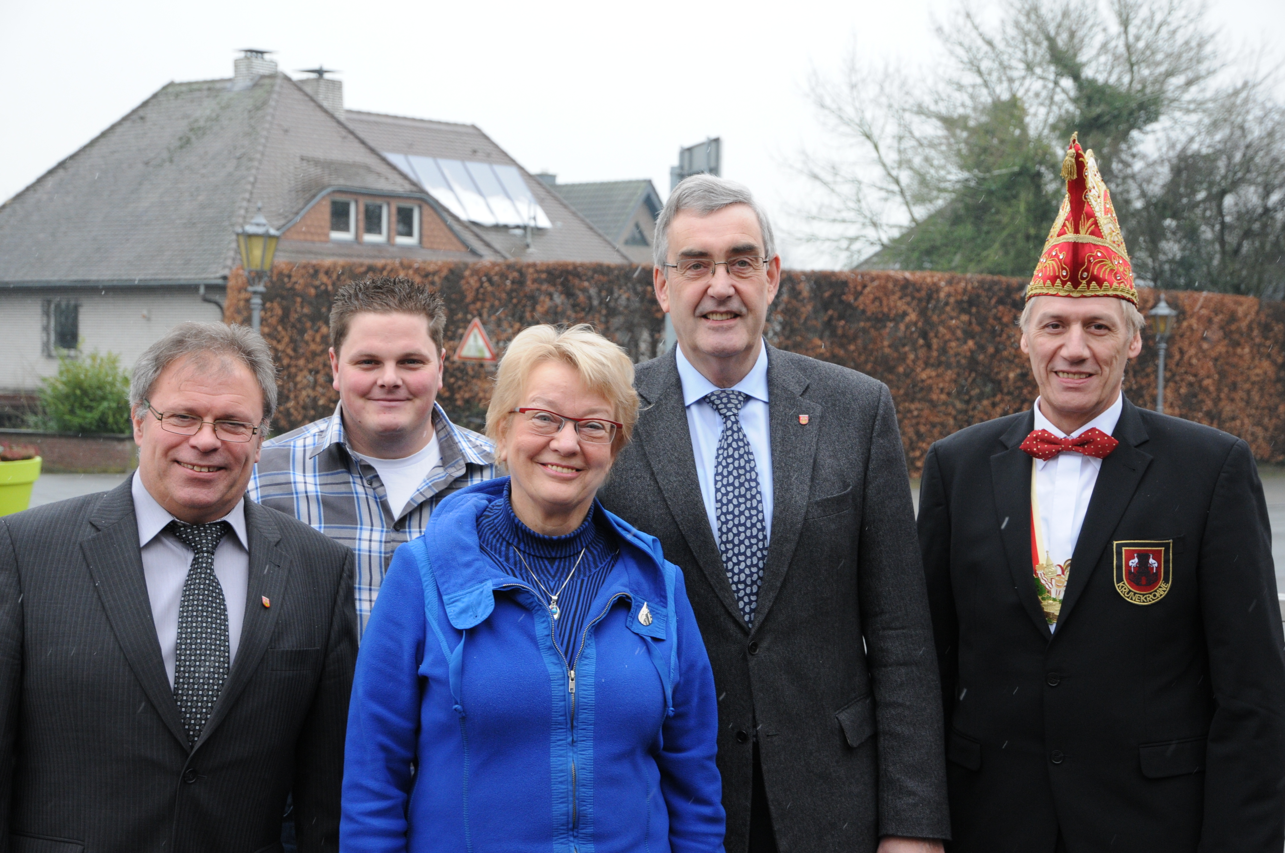Manfred Janssen, Dennis Reimer (Zugkomitee Krunekroane), Stoni Scheurer (Liemers Niederrhein e.V.), Günter Steins (Bürgermeister Kranenburg) und Thomas Hermsen (Krunekroane), freuen sich über den neuen Preisträger. (v.l.n.r)