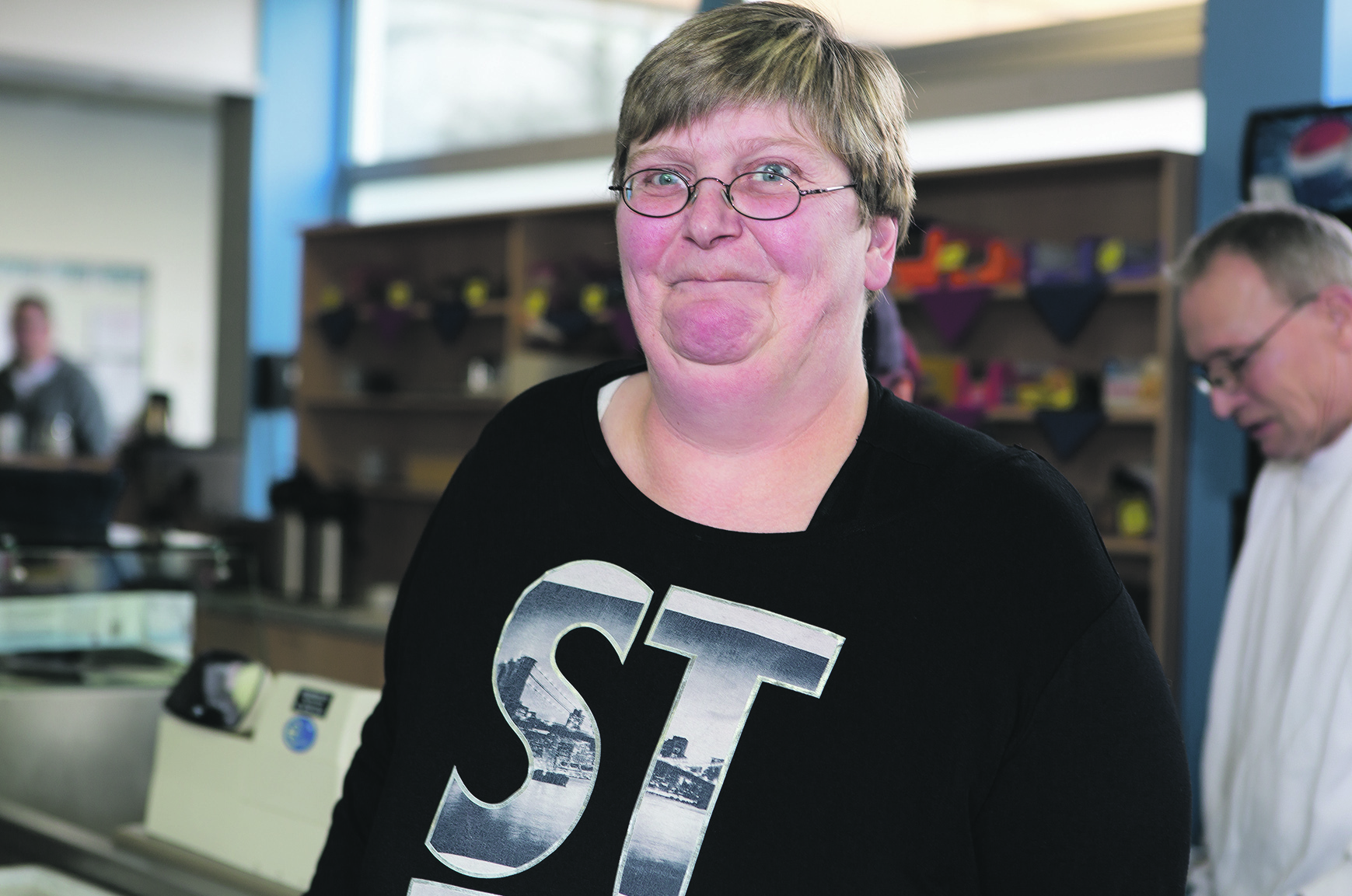 Gisela Jochens ist glücklich mit ihrer Arbeit in der Werkstatt.