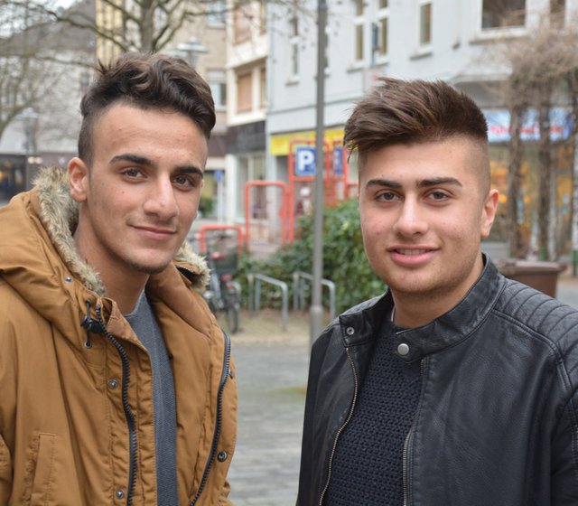 Kommt, wir bewegen etwas: Gladbecker Schüler Amar Khodre (l.) und Aziz Semmo.