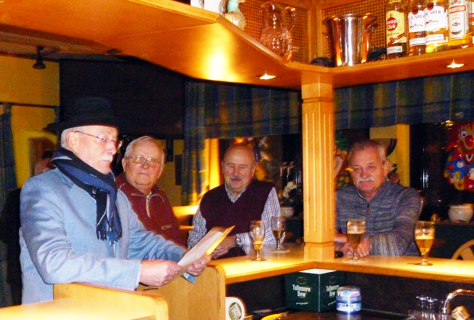 Ex-Schützenvereins-Vorsitzender Siegfried Betzer (l.) gab den "Pastor aus Appelhülsen".