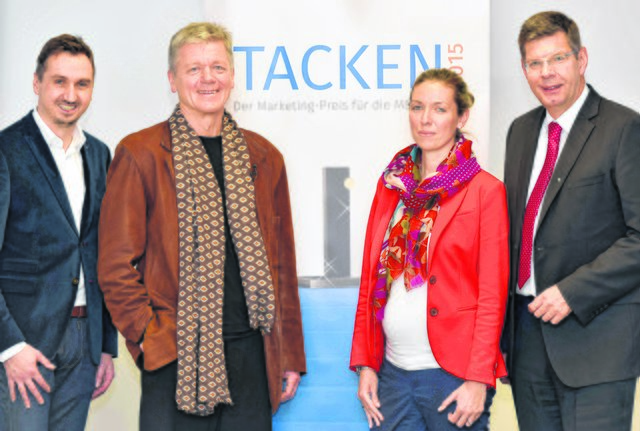 Ausgezeichnet (v.l.n.r.): Richard Röhrhoff, Geschäftsführer Marketing Club Ruhr e.V., Autor Dr. Reinhard Sprenger, Yvonne Schumann, IHK zu Essen und Prof. Dr. Burghard Hermeier, FOM Hochschule, sind bereit für die Preisverleihung im Stadion Essen.