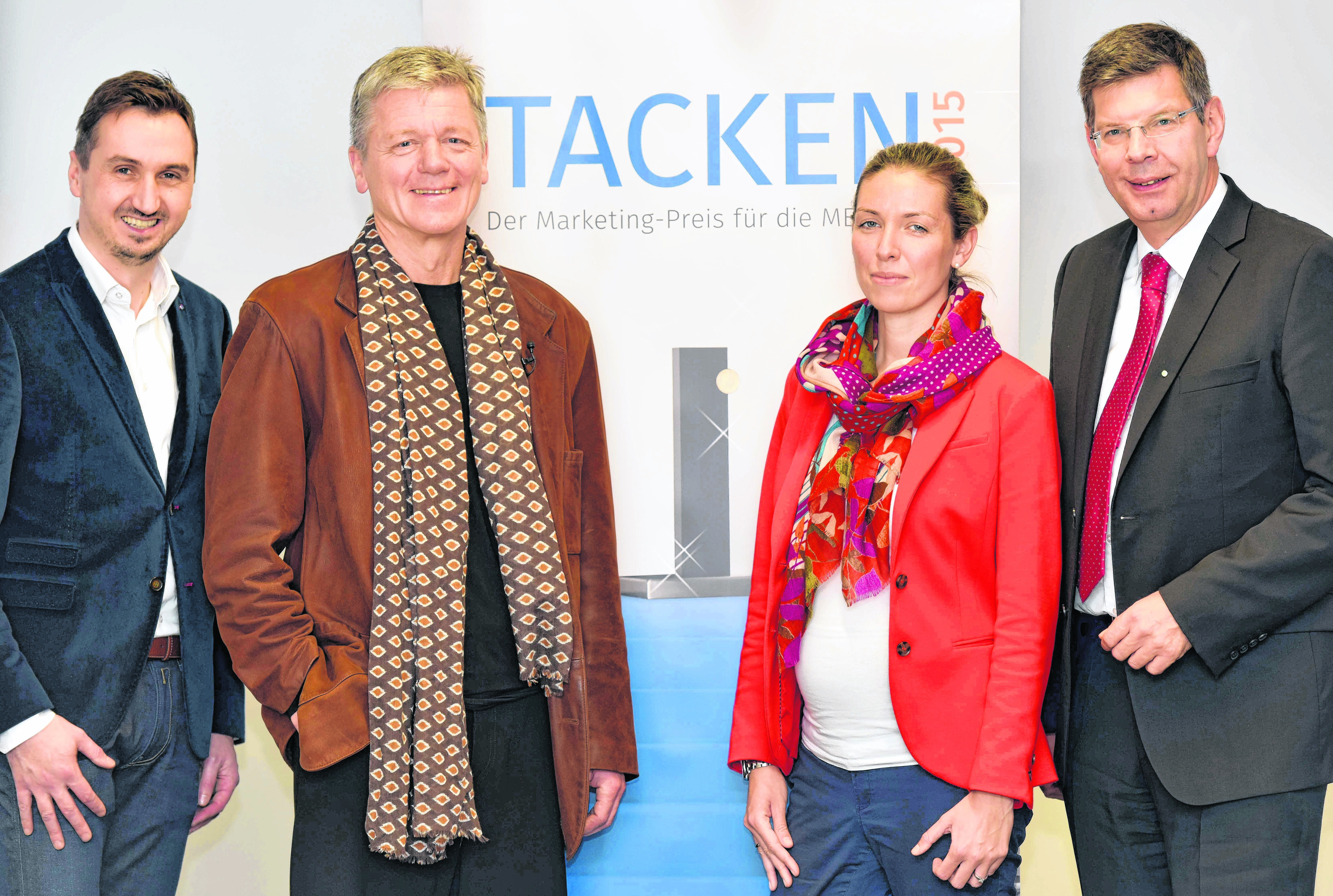 Ausgezeichnet (v.l.n.r.): Richard Röhrhoff, Geschäftsführer Marketing Club Ruhr e.V., Autor Dr. Reinhard Sprenger, Yvonne Schumann, IHK zu Essen und Prof. Dr. Burghard Hermeier, FOM Hochschule, sind bereit für die Preisverleihung im Stadion Essen.