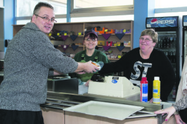 Gisela Jochens bei ihrer täglichen Arbeit in der Cafeteria der Werkstatt in Gelsenkirchen-Beckhausen.