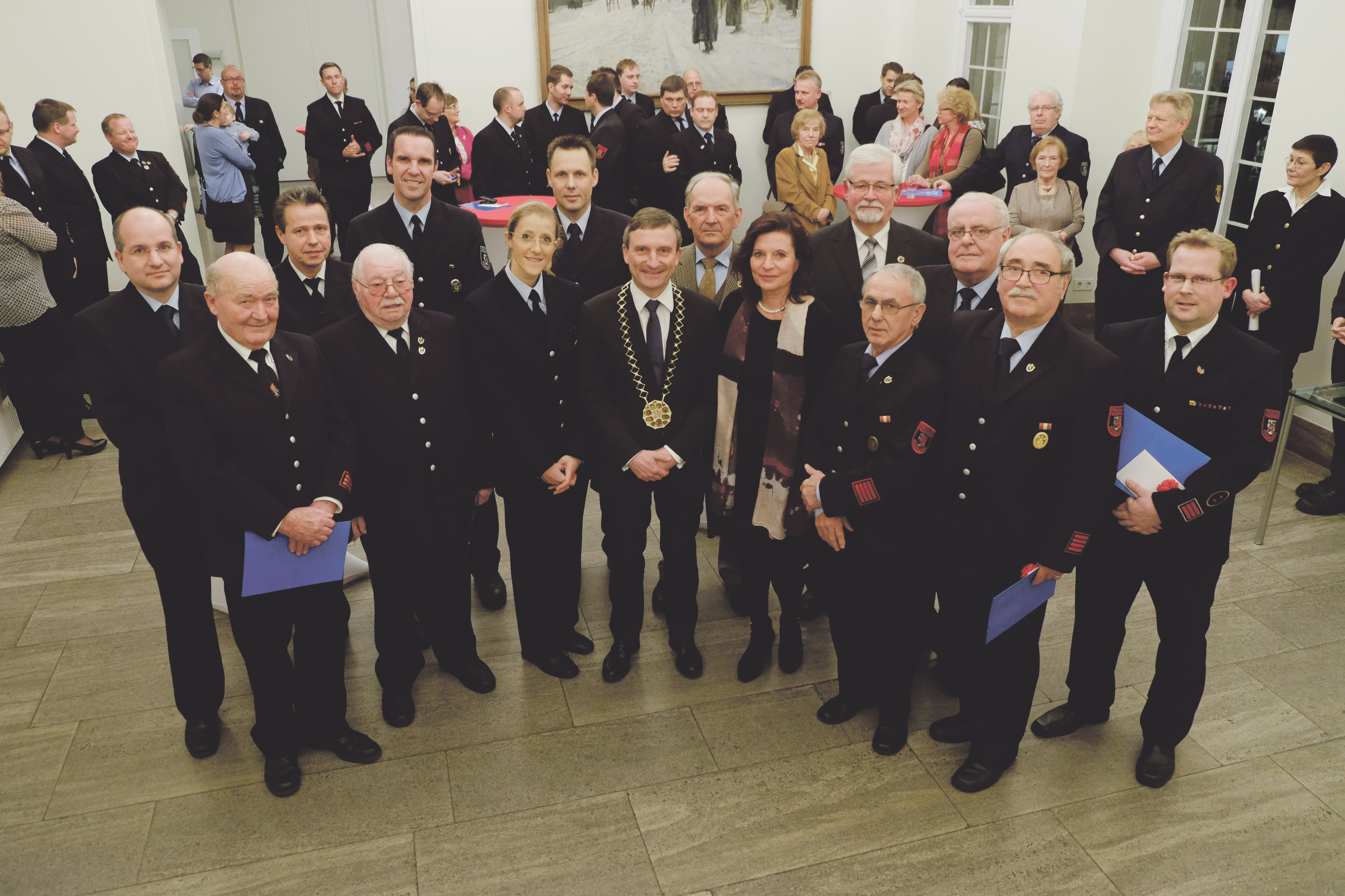 Für ihre langjährige Zugehörigkeit zur Freiwilligen Feuerwehr wurden in diesem Jahr 16 Feuerwehrleute durch Oberbürgermeister Thomas Geisel ausgezeichnet.