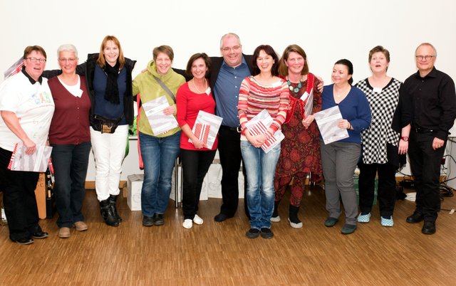 Nach einjähriger berufsbegleitender Ausbildung wurden 9 Teilnehmerinnen zu Villigster Deeskalationstrainerinnen zertifiziert. Lehrtrainer Ulf Hecht (Mittte) und der Referent der Gewaltakademie, Dieter Frohloff, freuten sich mit ihnen.