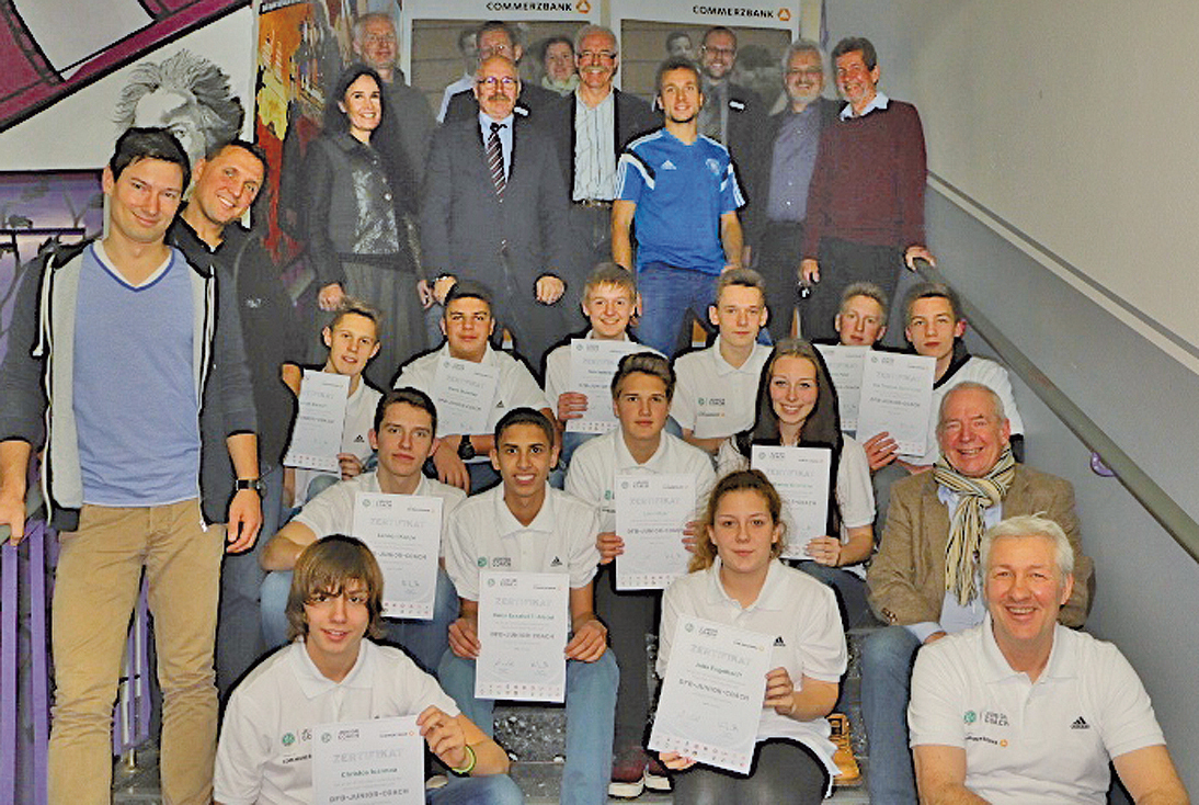 Die stolzen Juniorcoaches der Gesamtschule Velbert mit ihren Betreuern, Trainern und Sponsoren