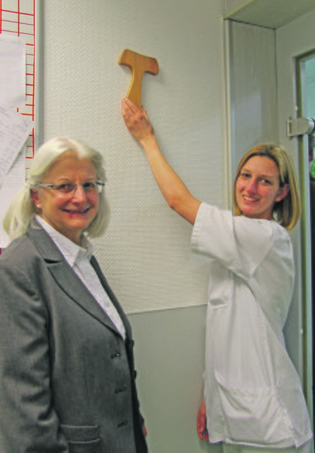 Seelsorgerin Ursula Heckel und Krankenschwester Janine Schäfen mit dem Kreuz in der charakteristischen T-Form.