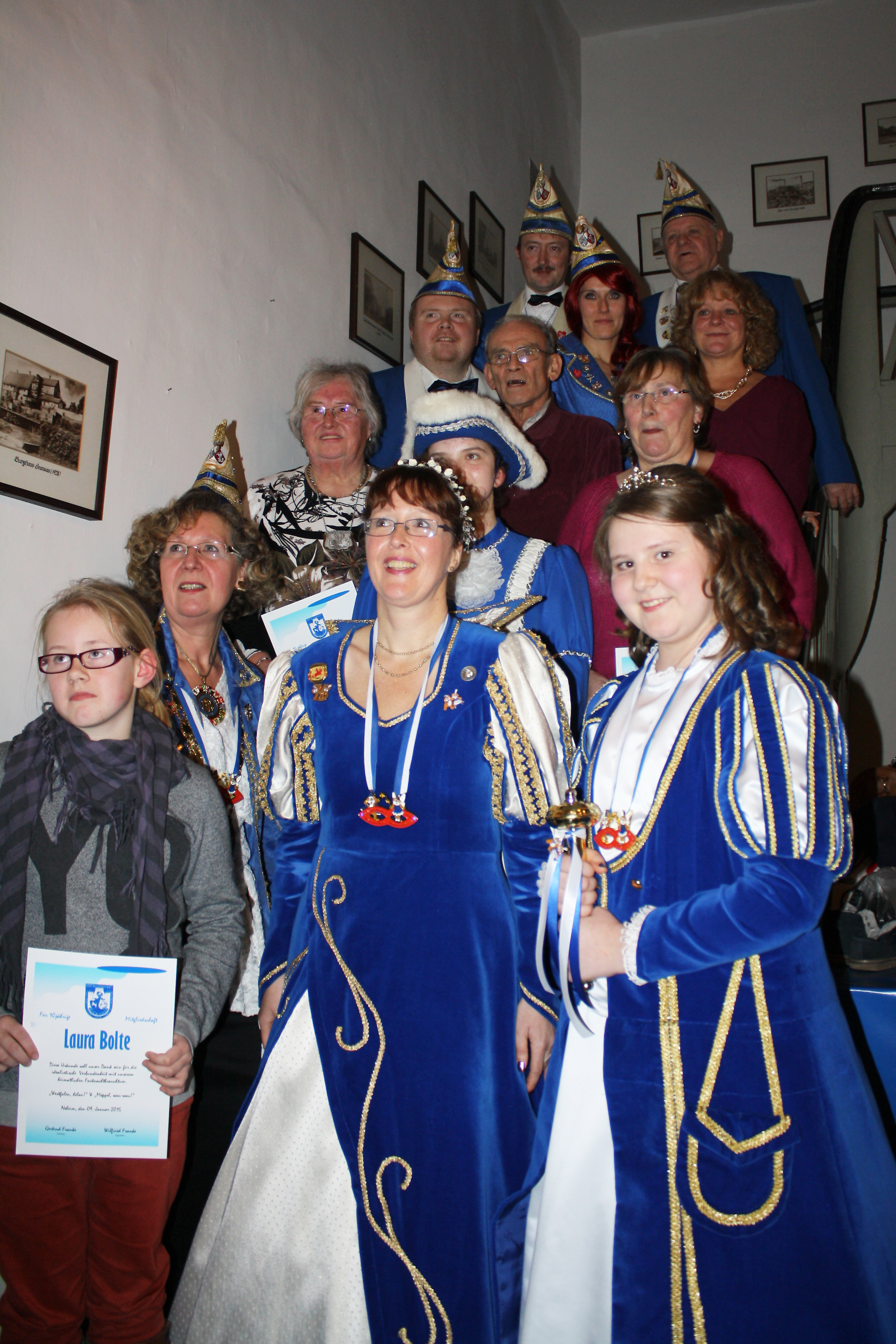 Die Geehrten der Karnevalsgesellschaft Blau-Weiß Neheim mit Kinder Prinzessin Melissa I., Prinzessin Nicole I. und Präsidentin Gertrud Franke.