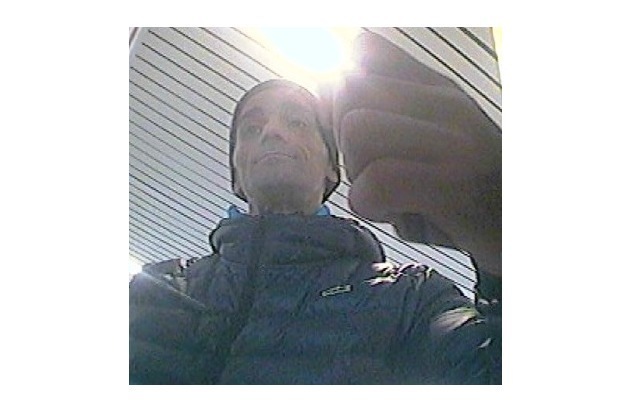 Die Polizei fahndet mit diesem Foto nach dem Unbekannten und fragt: Wer kennt diesen Mann?