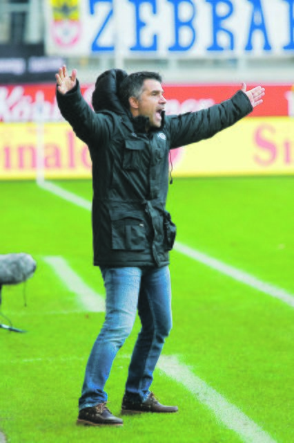 Engagiert an der Linie: Mit Coach Gino Lettieri soll der Aufstieg in Angriff genommen werden.