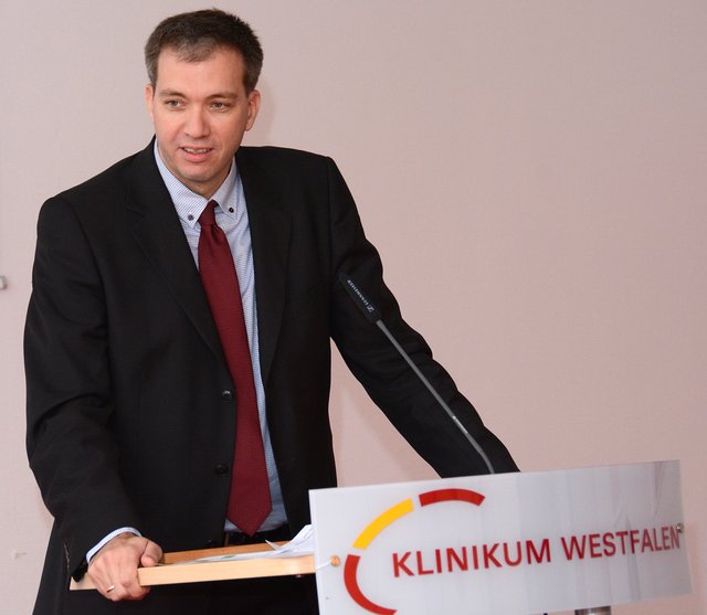 Andreas Schlüter, Geschäftsführer des Klinikums Westfalen, bedankte sich bei den Mitarbeiterinnen des Besuchsdienstes für ihren ehrenamtlichen Einsatz.