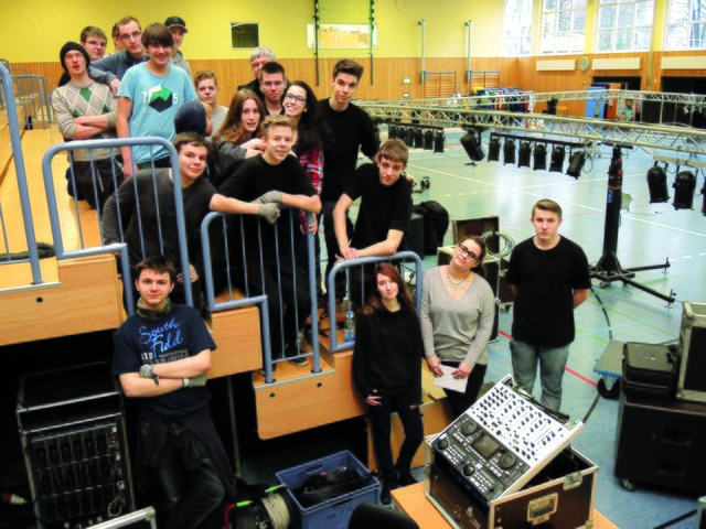 Rund 20 Helferinnen und Helfer aus den Reihen der Merian-Gesamtschule waren unter der Leitung von Mike Herrmann für den Aufbau der Manege im Sportzentrum an der Lohackerstraße aktiv.