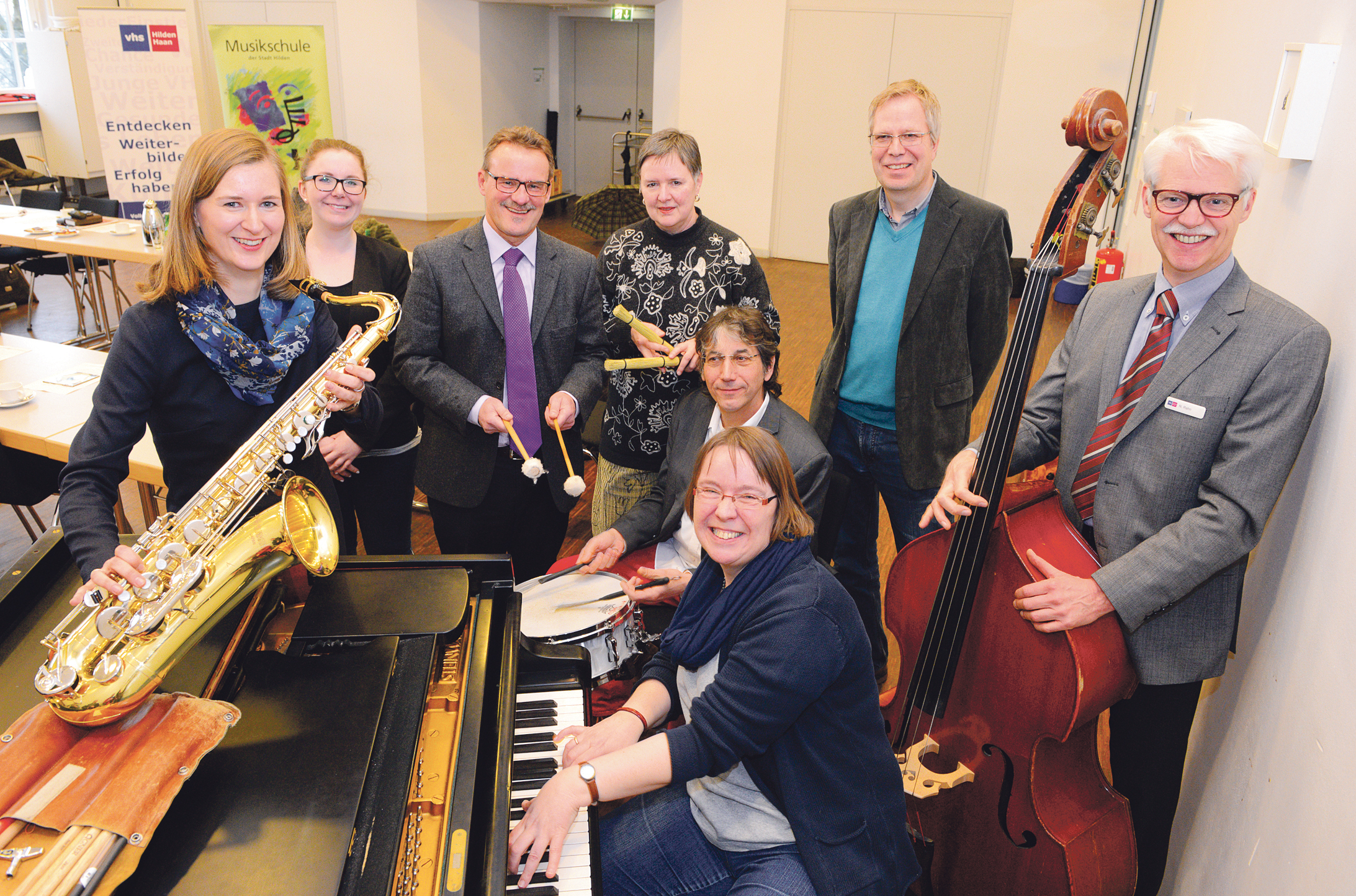 Freuen sich gemeinsam auf die Jubiläumsausgabe der Jazz-Tage: Sabine Müller (Stadtwerke Hilden), Christina Dütjer (Stadtarchiv), Beigeordneter Reinhard Gatzke, Kulturamtsleiterin Monika Doerr, Jazz-Tage-Organisator Peter Baumgärtner, Bernd Morgner, stellvertretender Leiter des Wilhelm-Fabry-Museums, VHS-Leiter Niklas Rahn (v.l). und Musikschul-Leiterin Eva Dämmer (vorne).