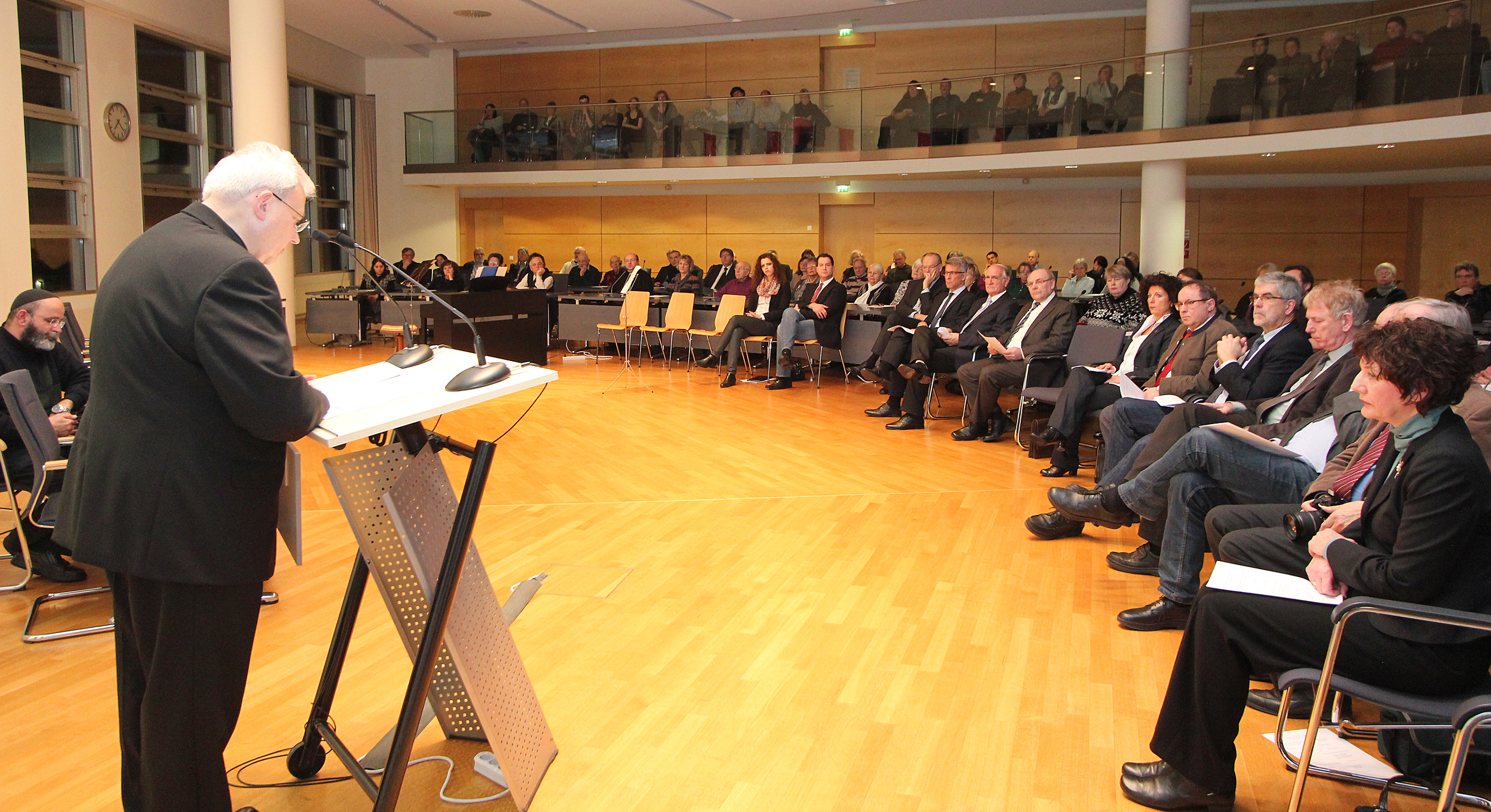 Dechant Dr. Norbert Bathen sprach als Vertreter der christlichen Kirchen in Hagen vor dem gut gefüllten Ratssaal, darunter auch zahlreiche Ratsmitglieder, OB Erik Schulz und die Bürgermeister Fischer und Wisotzki.