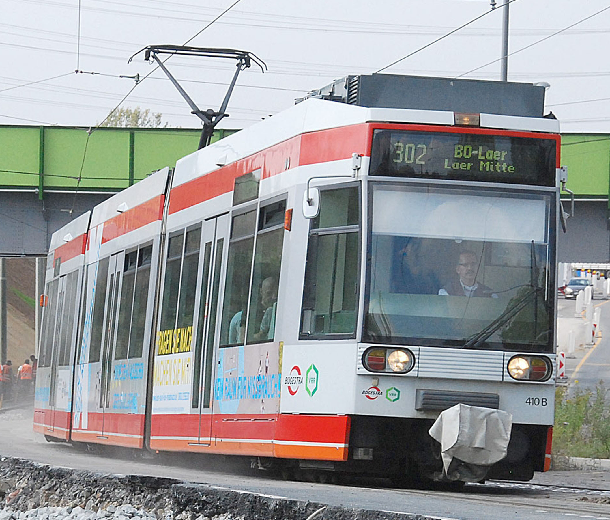 Die Straßenbahnen der betroffenen Baureihe kommen unter anderem auf der Linie 302 zwischen Bochum und Gelsenkirchen zum Einsatz. Foto: Marc Keiterling