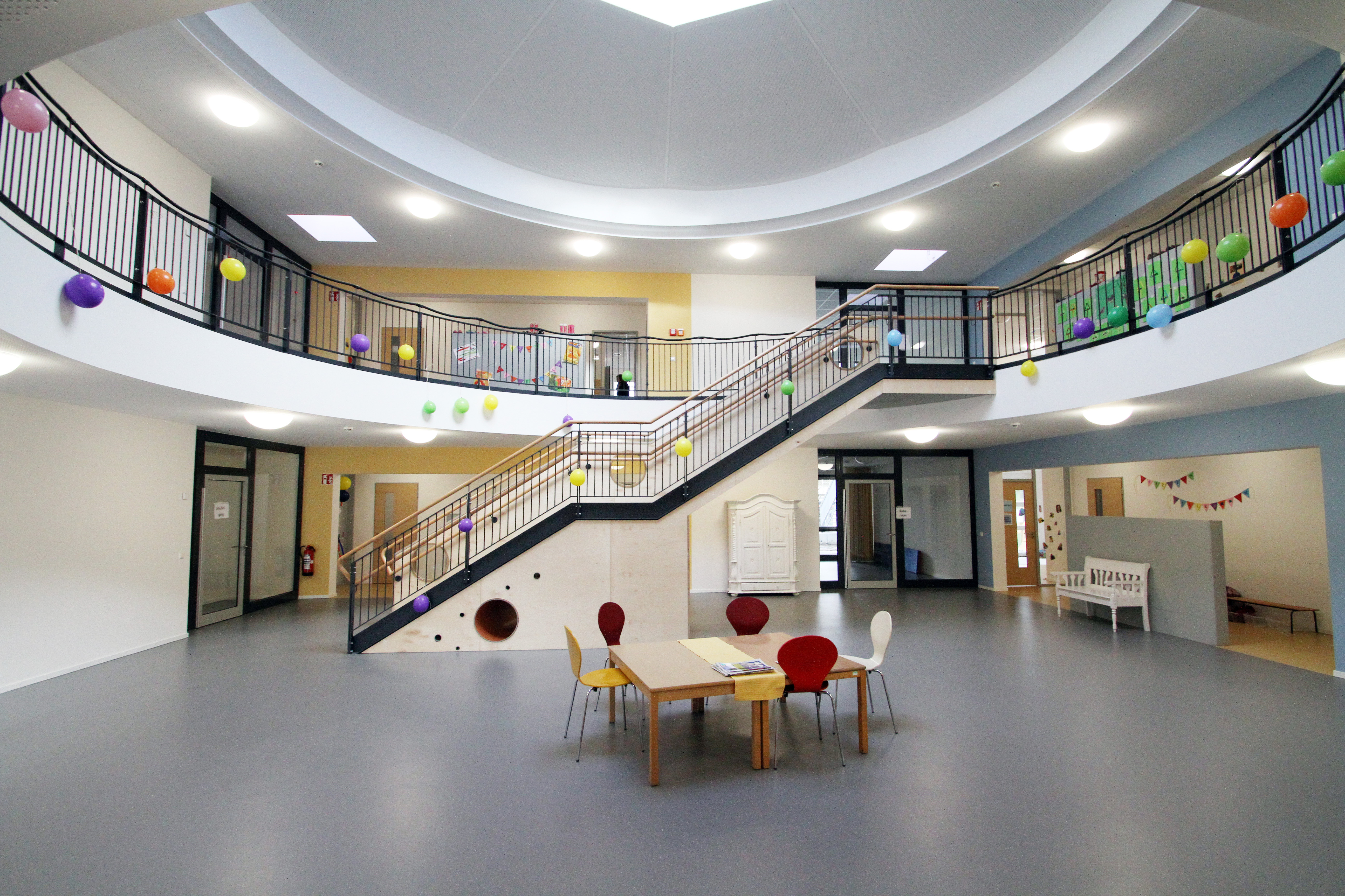 Das große Foyer in der neuen Kita ist lichtdurchflutet.