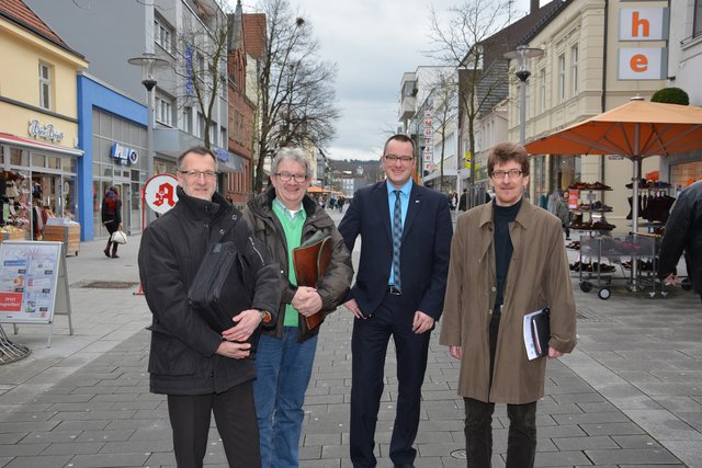 Thomas Freye (IHK), Citymanager Conny Buchheister, Stephan Britten (IHK) und Bernd Lepski von der Wirtschaftsförderung freuen sich über gute Noten. Fotos: Albrecht