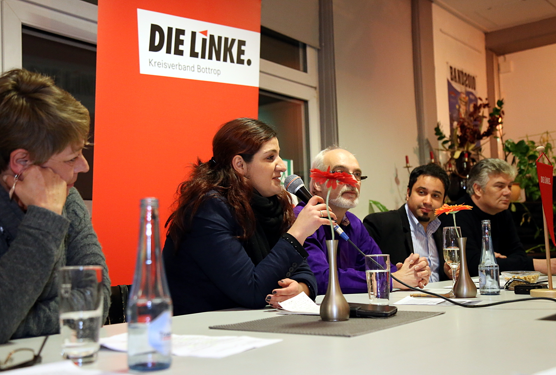 LINKE beim Neujahrsempfang (v.l.n.r.): Ingrid Remmers aus Gelsenkirchen, Landessprecherin Özlem Alev Demirel, Kreissprecher Günter Blocks, Bundestagsabgeordneter Niema Movassat und Ratsgruppensprecher Christoph Ferdinand