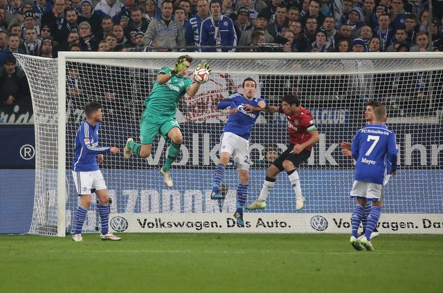 Fabian Giefer (am Ball) stand gegen Hannover zum ersten Mal in einem Pflichtspiel für Schalke im Tor.